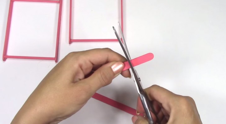 Voici comment créer avec des bâtonnets de glace un accessoire sympa pour votre portable