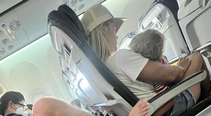 En man fotograferar tillståndet i vilket han har rest på ett flygplan under 3 timmar och undrar: "Skulle du ha sagt ifrån?"