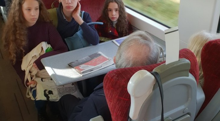 Donna incinta con 3 bimbi litiga sul treno con una coppia di anziani: si rifiutano di darle i suoi posti