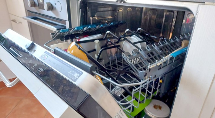 Vous n'en pouvez plus des mauvaises odeurs qui envahissent votre lave-vaisselle : voici la solution aux votre problème 