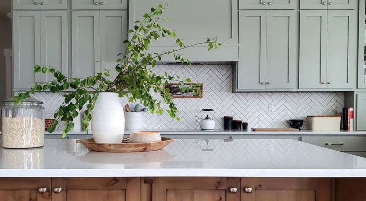 Vous voulez changer le style de votre cuisine ? Repeignez les meubles avec les couleurs préférées des designers 