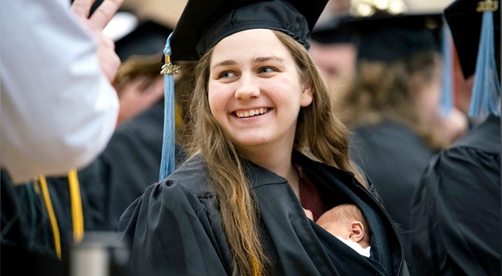 Vid 24-års ålder tar hon examen tillsammans med sin 10 dagar gamla bebis i sin toga