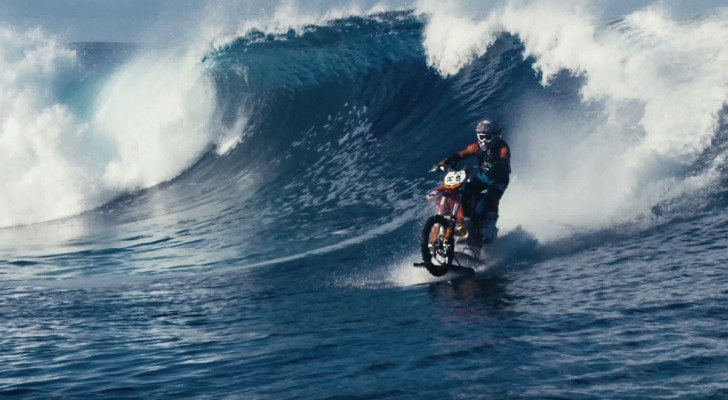 En moto au milieu des vagues : deux ans de travail pour un exploit INCROYABLE