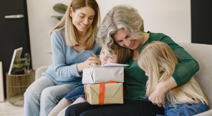Alleen gelaten oude vrouw klopt bij buren aan om cadeautjes voor kinderen te brengen: “ik mis het om oma te zijn”