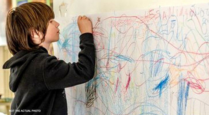 Hon låter sin son rita på väggen hemma och vid 4-års ålder är han en mycket duktig konstnär
