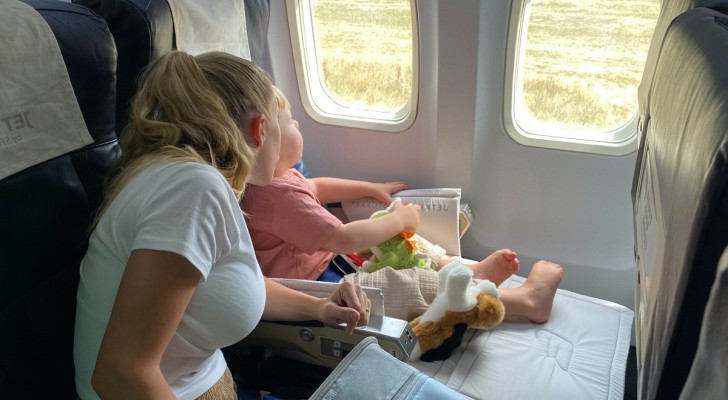 Moeder blijft geschokt achter nadat een steward haar berispt omdat ze haar baby in het vliegtuig heeft verschoond