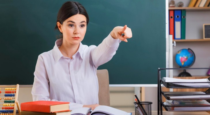 Insegnante punisce una sua alunna perché si lamenta che lei sbaglia il suo nome