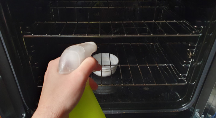 Zoek een lege plastic sprayflacon om je eigen DIY ovenontvetter te maken