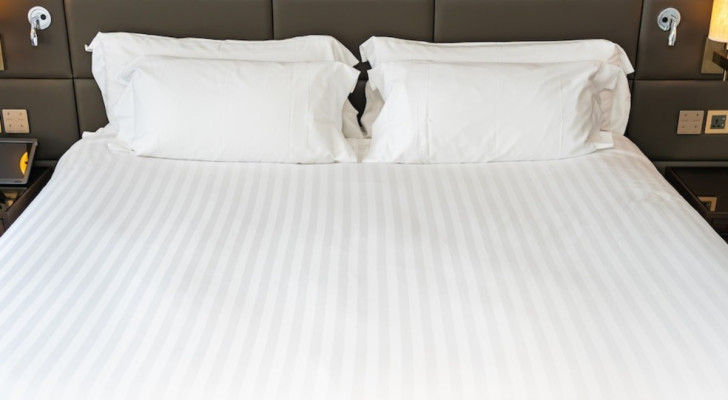 Wie man in Sekundenschnelle perfekte Bettlakenecken herstellt, ohne zu nähen