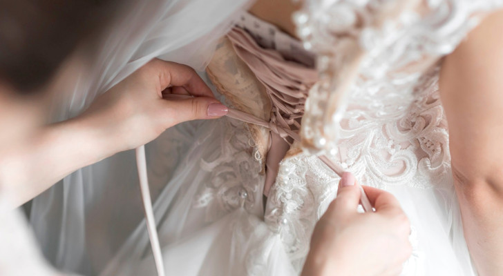 Beste vriendin steelt jurk van bruid: “ik kan niet geloven dat ze het echt heeft gedaan”