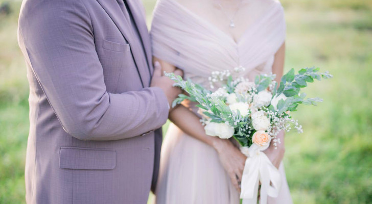 Coppia di sposi celebra le nozze vestiti entrambi di lilla: la famiglia di lui lo prende in giro