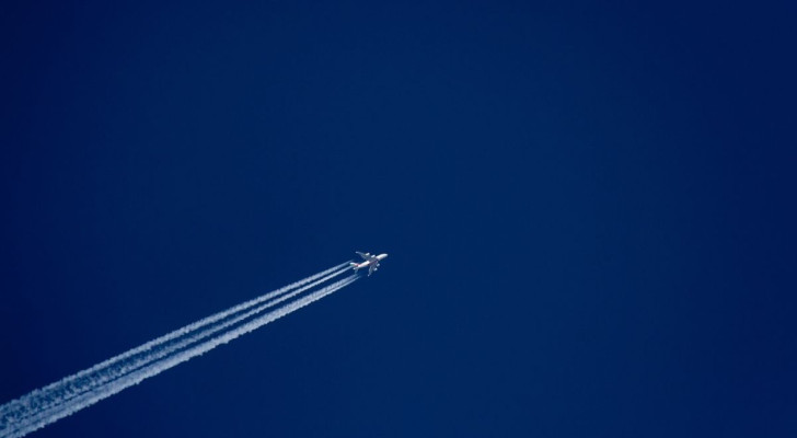 Varför lämnar flygplan vita spår på himlen?