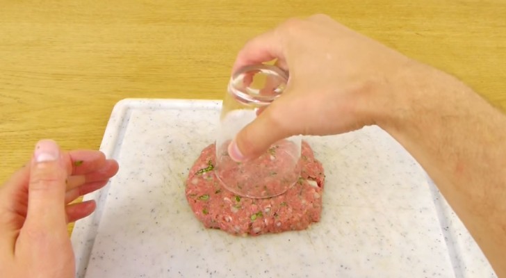 In a few minutes he prepares a mouth watering burger: Here's his recipe!