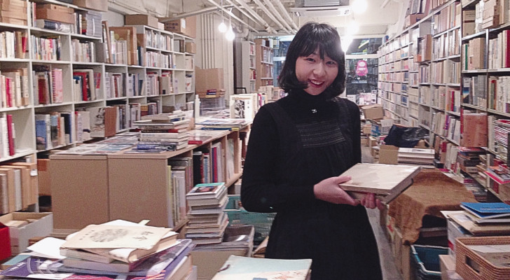 Scrittrice giapponese premiata per il suo libro: confessa di aver usato ChatGPT durante la stesura