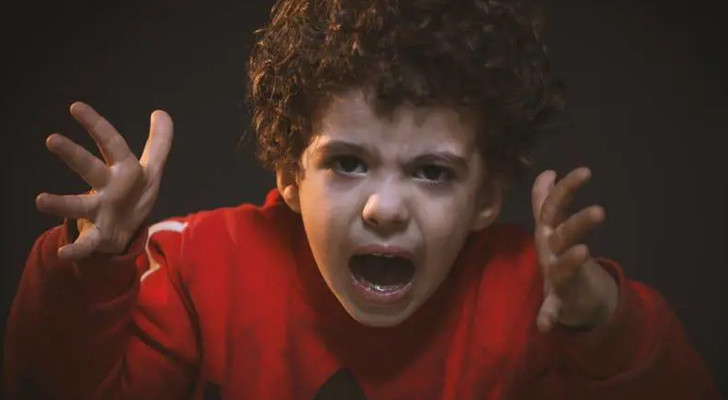 Lo hai notato? I bambini si comportano meglio con gli estranei e peggio con i genitori, ma c'è un motivo