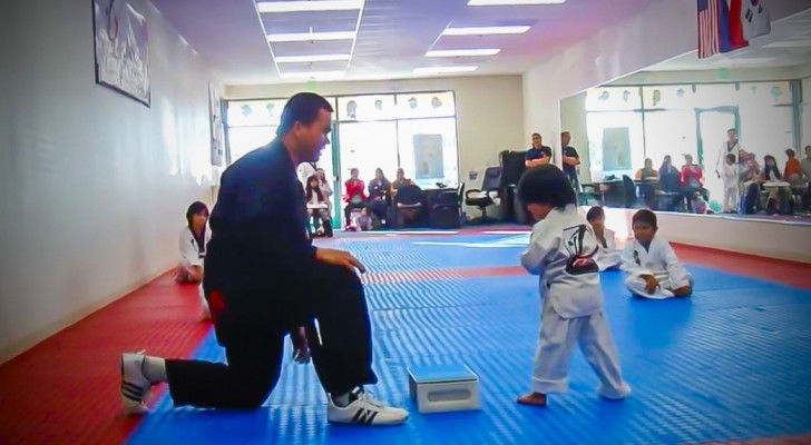 This chid is doing the exam for the white belt: what happens next surprises even the instructor