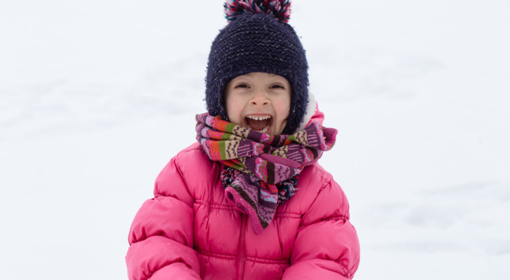 Mangiare la neve come fanno i bambini: è sicuro farlo?