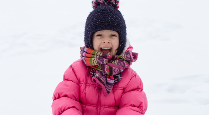 Mangiare la neve come fanno i bambini: è sicuro farlo?