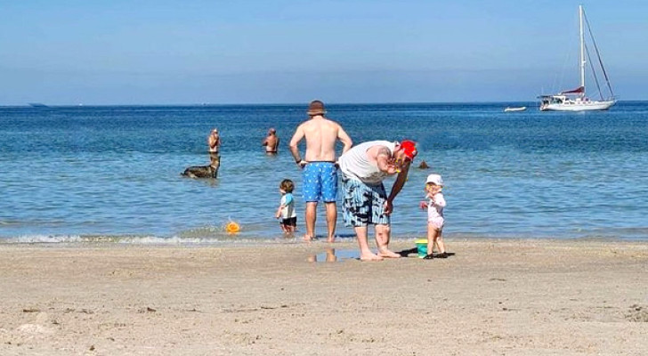 Ils prennent une photo à la plage. En la regardant à nouveau, ils remarquent un détail "inquiétant"