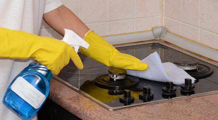 Om de keuken grondig schoon te maken heb je geen agressieve schoonmaakmiddelen nodig, essentiële oliën zijn voldoende!