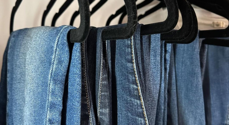 Le grucce per bambini sono la nuova tendenza di organizzazione dei jeans nel guardaroba