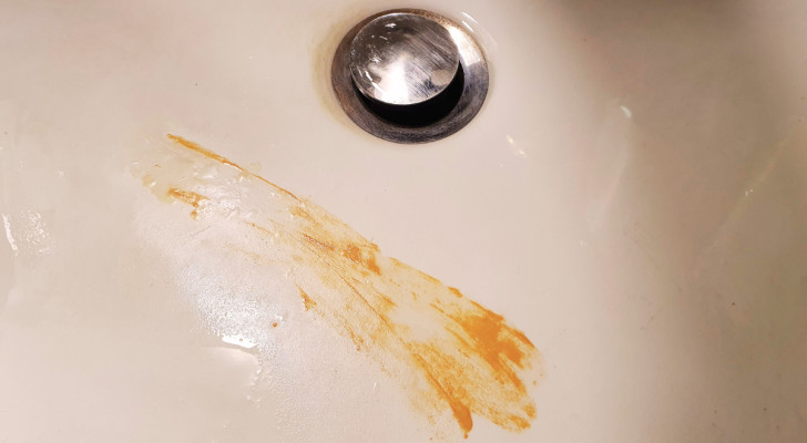 Make-upvlekken op de wastafel in de badkamer? Je kunt ze verwijderen met een paar eenvoudige thuismethodes