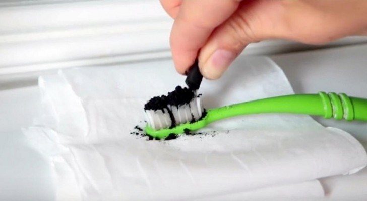 Mette una polvere nera sullo spazzolino da denti... Il risultato è brillante!