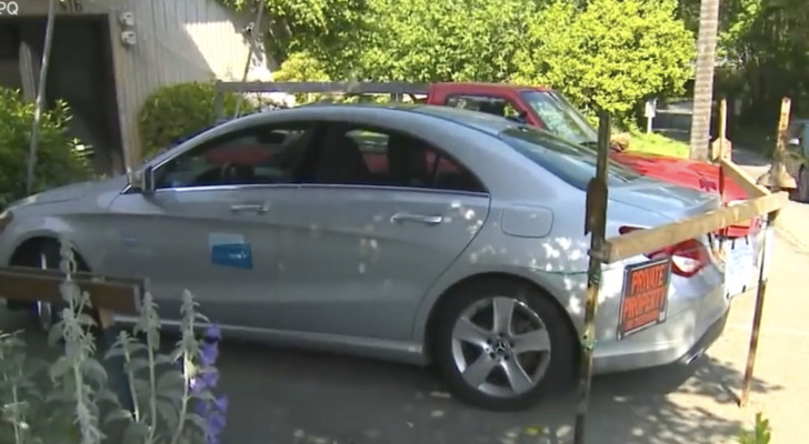 Parkeeroorlog: buurman laat huurauto achter op zijn parkeerplaats, hij sluit hem af met palen en prikkeldraad