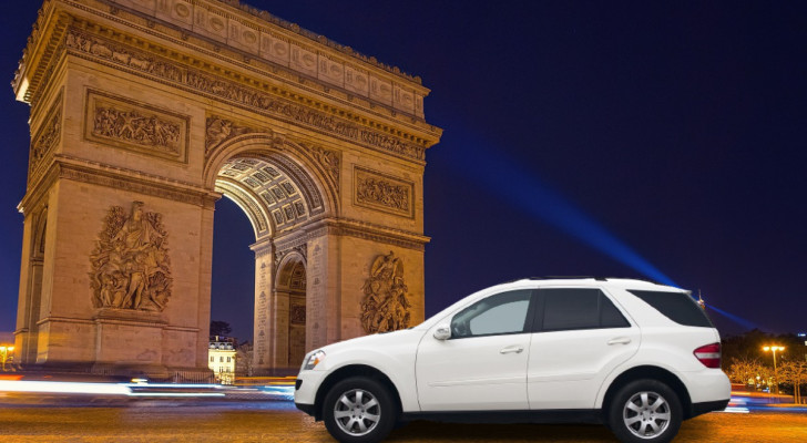 A Parigi passa il referendum che fa pagare ai SUV un parcheggio più "salato": ecco a quanto ammonterà