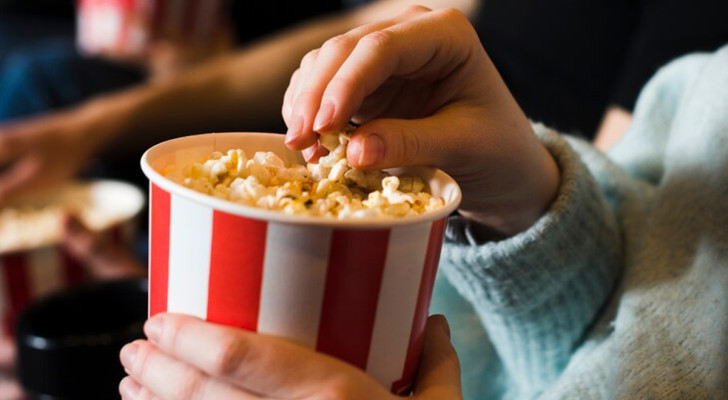 Varför är det en tradition att äta popcorn när man är på bio?