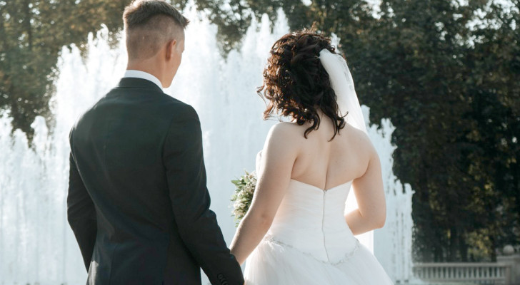 Ein langes weißes Kleid auf der Hochzeit einer Cousine tragen: "eine beschämende Aktion“