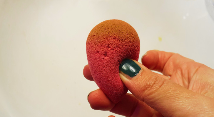 Nettoyez-vous assez souvent les éponges à maquillage ? Découvrez quand le faire et comment