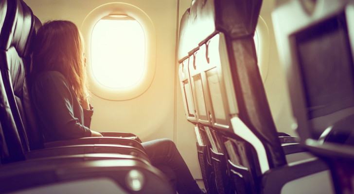 Une femme demande un changement de siège dans un avion pour s'asseoir à côté de son mari : une dispute éclate 