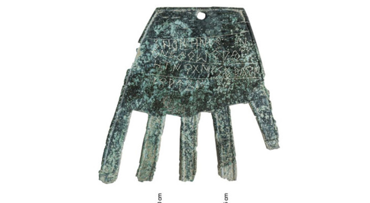 Risolto il mistero della mano di bronzo coperta di scritte, risalente a 2000 anni fa