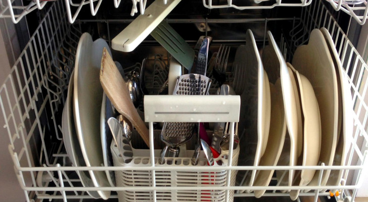 La lavastoviglie non lava adeguatamente i piatti? Le possibili cause e come risolverle