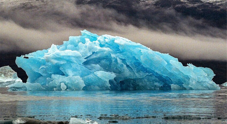 Anledningen till att vissa majestätiska isberg är blå istället för vita 