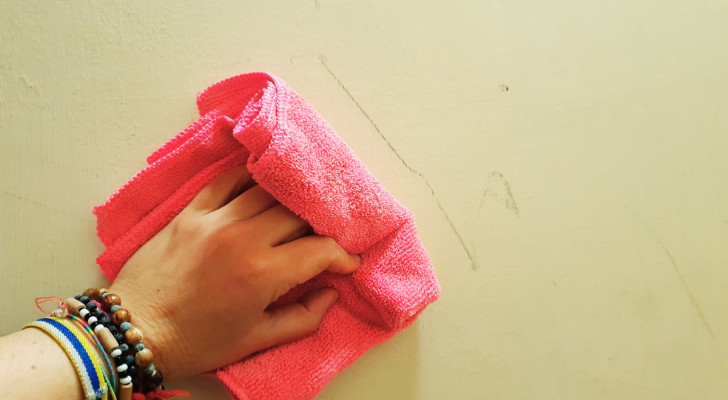 Eliminera fläckar och fingeravtryck från väggarna på en minut utan att skada färgen