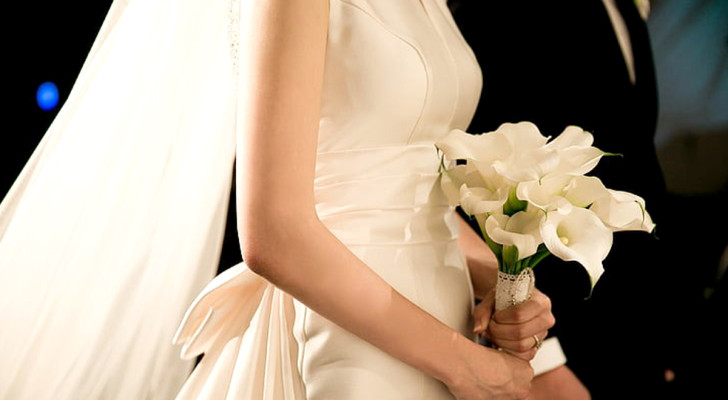 Den här mamman valde att ha på sig en vit lång klänning på sin dotters bröllop: "Vem av dem är bruden?"