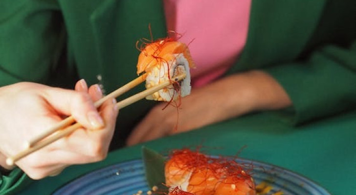 Influencerin will kostenlos in einem Sushi-Restaurant essen: Antwort des Gastronomen macht Frau wütend