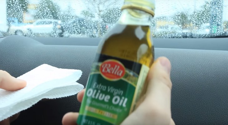 Er gibt Olivenöl auf die Autoarmaturen: Hört sich komisch an, aber das Ergebnis ist es wert 
