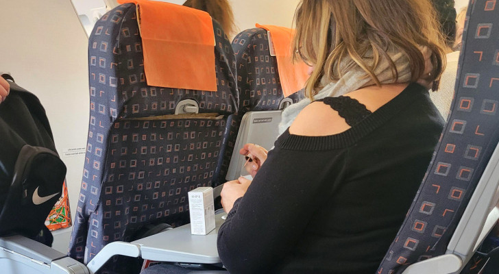 Een vrouw lakt haar nagels in een vliegtuig: er breekt een "opstand" uit onder de passagiers van het vliegtuig