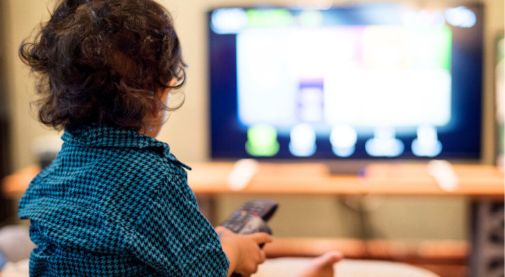 Mille parole in meno al giorno per i bambini che passano ore davanti agli schermi: l'inquietante stima di uno studio
