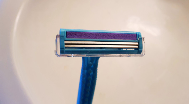 To sharpen disposable razor blades, you use this zero-cost tip