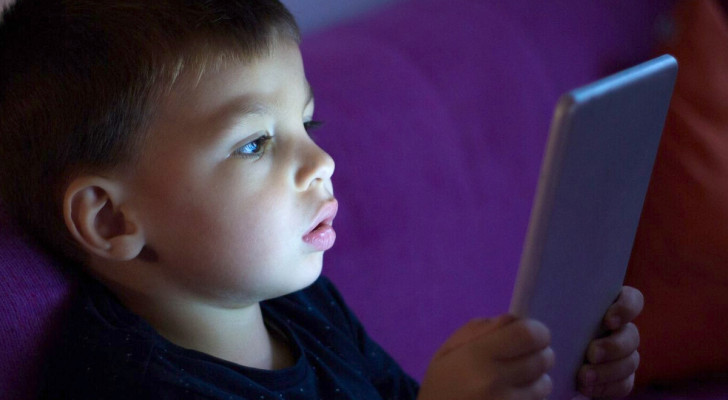 Un enfant de 6 ans cache des appareils électroniques dans la maison : il veut les utiliser librement la nuit