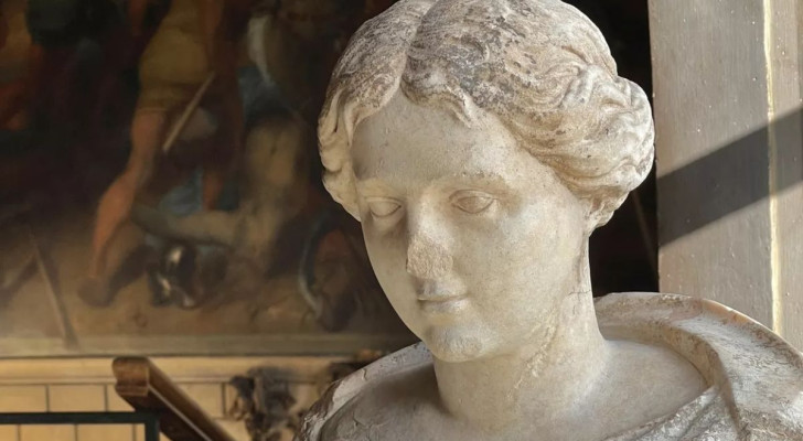 Statua romana di 1800 anni fa trovata durante i lavori per un parcheggio: la storia incredibile
