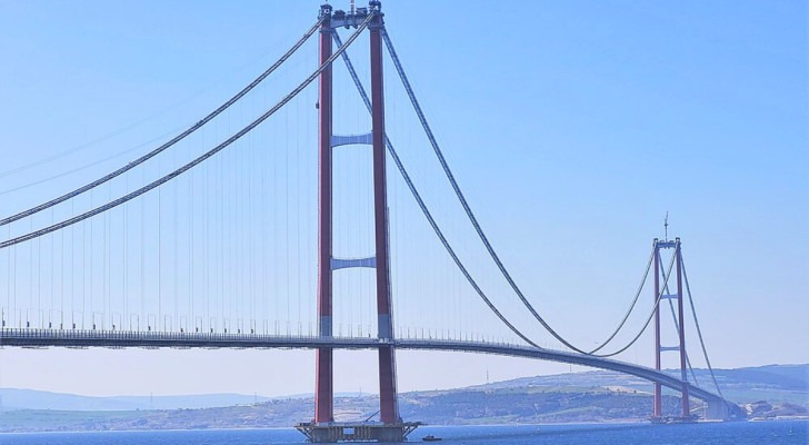Questo ponte sospeso è il più lungo del mondo: collega Europa e Asia in soli sei minuti di viaggio