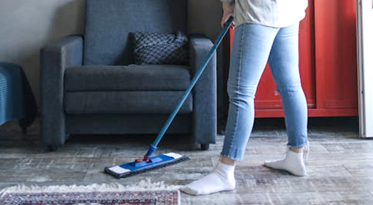 "Mio marito non vuole la donna delle pulizie e pretende che sia io a pulire: voglio essere pagata"