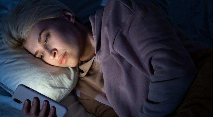 Enligt en ny undersökning går de flesta människor och lägger sig för sent och får inte tillräckligt med sömn