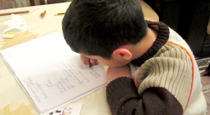 Un garçon de 8 ans dresse une liste de toutes ses tâches quotidiennes : certaines sont vraiment originales