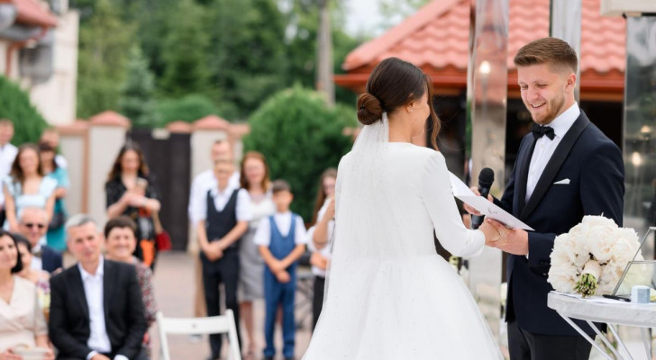 De bruid stuurt een gast weg van de bruiloft